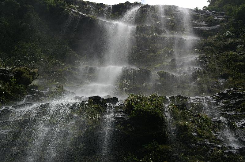 PICT8A0360_081229_Doubtful_1.jpg - Wasserfall am Doubtful Sound